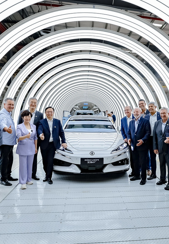 Presidente da República, Luiz Inácio Lula da Silva, durante visita à linha de montagem de veículos da BYD. Polo Petroquímico, Camaçari - BA. Foto: Ricardo Stuckert / PR