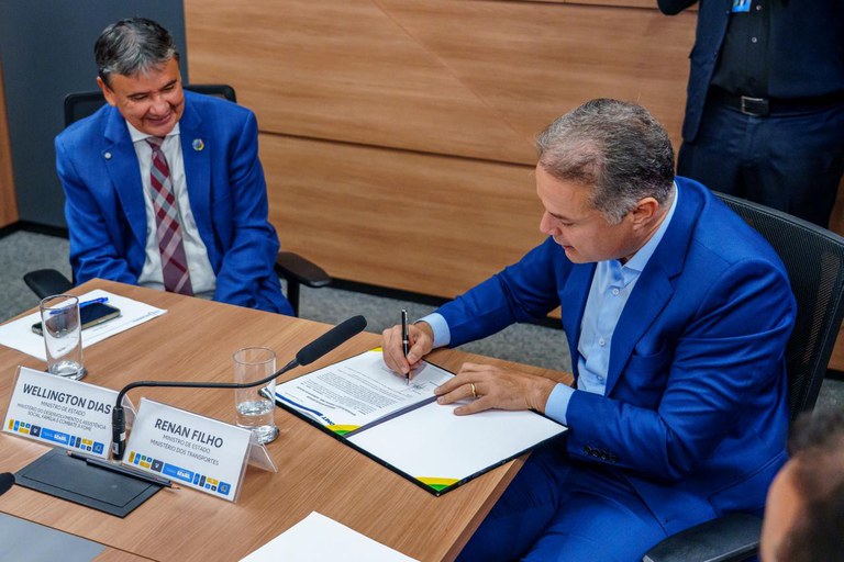 Assinatura da ordem de serviço pelo ministro dos Transportes, Renan Filho, para a duplicação de 22 quilômetros da BR-316/PI que liga os municípios de Demerval Lobão e Monsenhor Gil, na região metropolitana da capital do Piauí