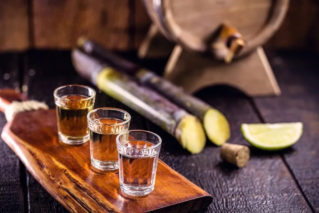 A cachaça brasileira ganha espaço e recebe prêmios e destaque no exterior. O destilado brasileiro movimenta mais de R$ 15 bilhões por ano Foto: Reprodução/Shutterstock
