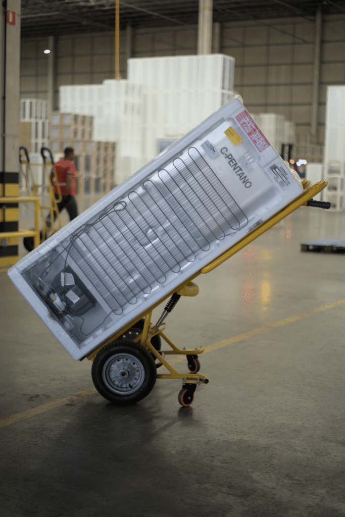 Carrinho tubular, criado pela equipe de projetos do Grupo Trino para facilitar entregas em locais sem elevador. 