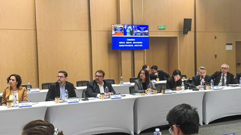 Em Sichuan, a governadora Raquel Lyra apresentou as potencialidades do Estado em áreas como energia, logística, agronegócio, infraestrutura e inovação. Foto: Divulgação