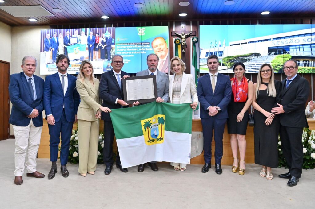 O empresário Eduardo Monteiro recebeu a placa e a bandidaroa do Rio Grande do Norte das mãos do deputado Hermano Morais Foto: Assessoria da ALRN