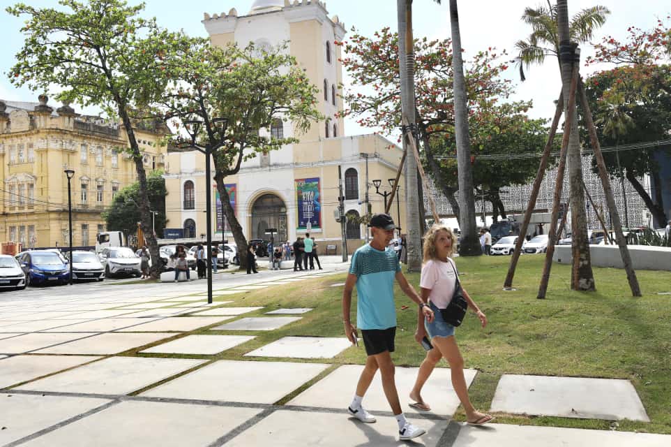 Praça do Arsenal é requalificada com traçado original de Burle Marx