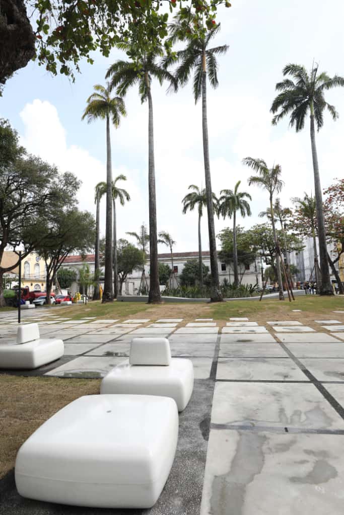 Praça do Arsenal é requalificada com traçado original de Burle Marx