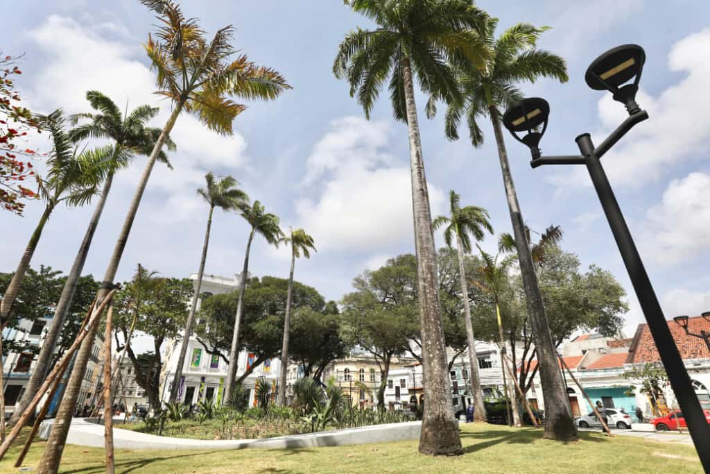 Praça do Arsenal é requalificada com traçado original de Burle Marx