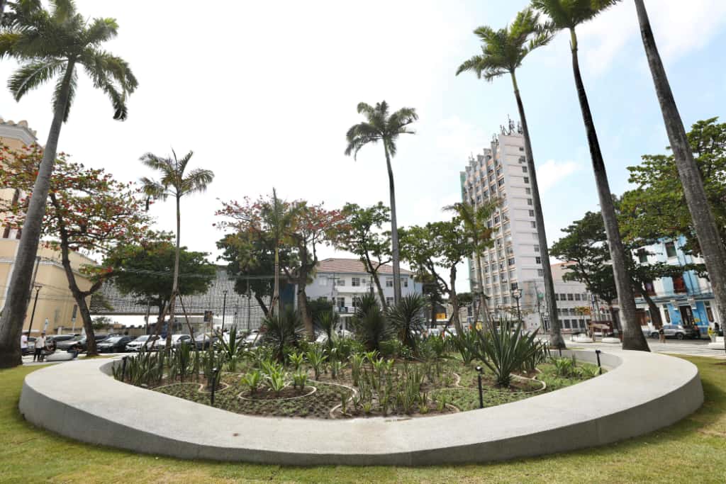 Praça do Arsenal é requalificada com traçado original de Burle Marx