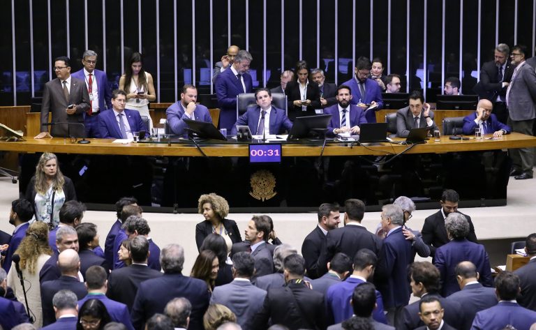 Câmara aprova projeto que isenta do Imposto de Renda quem ganha até R$ 5 mil por mês IRPF