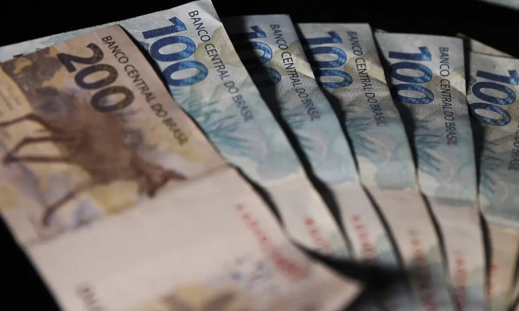 dinheiro notas real mercado financeiro Boletim Focus inflação