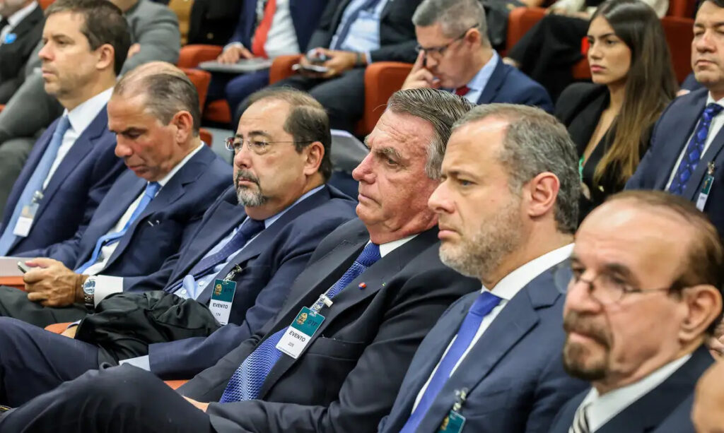 Defesas de Bolsonaro e de outros réus contestam execução das penas 
