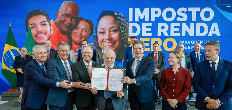 Cerimônia de sanção do Projeto de Lei nº 1.087, de 2025, que amplia a faixa de isenção e institui a tributação mínima do Imposto de Renda IR