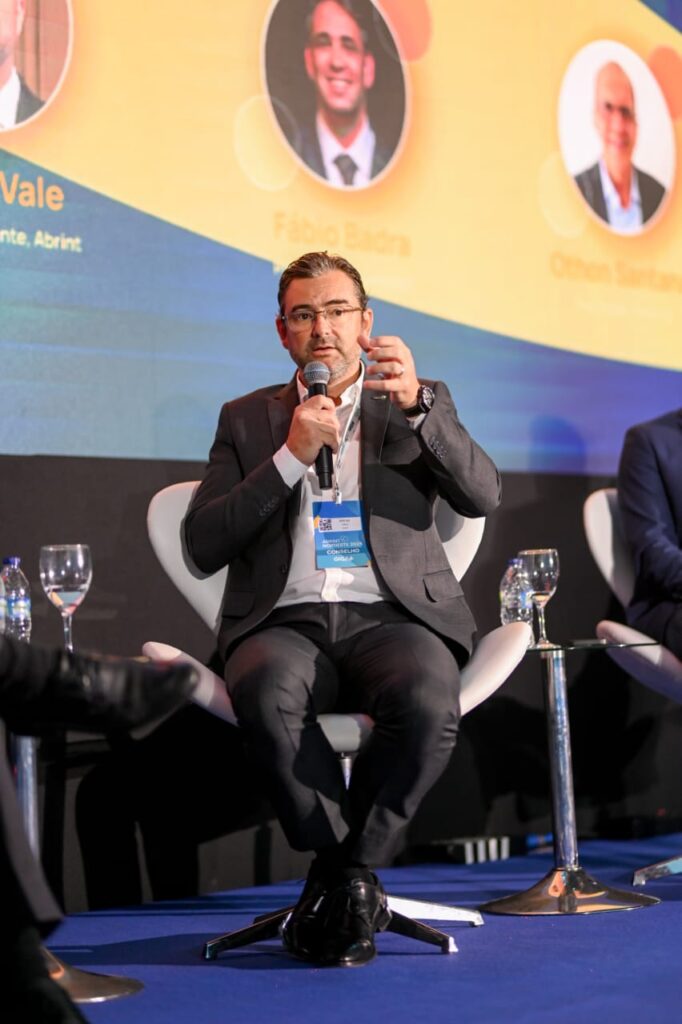 Breno Vale, presidente da Abrint, durante palestra sobre o avanço da infraestrutura digital no Ceará - Foto: Divulgação