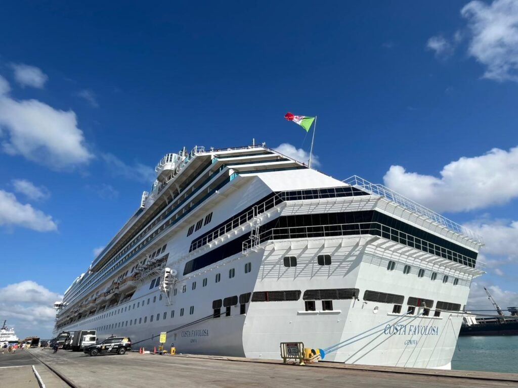 Navio Costa Favolosa chega a Maceió e abre temporada de cruzeiros 2025/2026