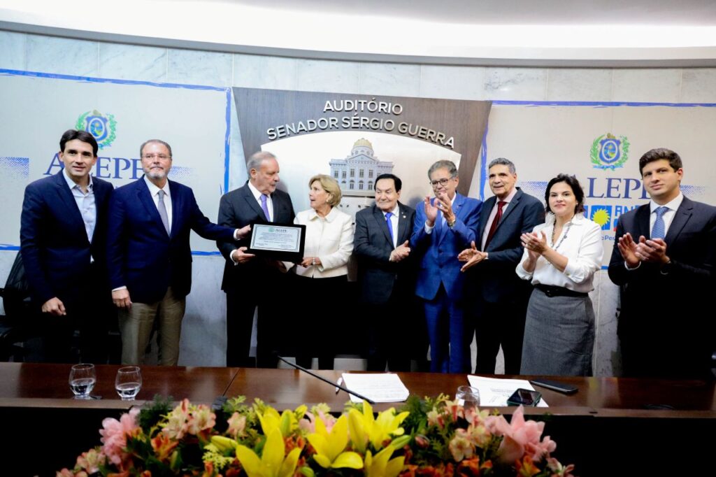 Em sessão bastante prestigiada, o centenário do ex-ministro Armando Monteiro Filho foi celebrado em sessão solene na Alepe Foto: Jarbas Araújo/Alepe