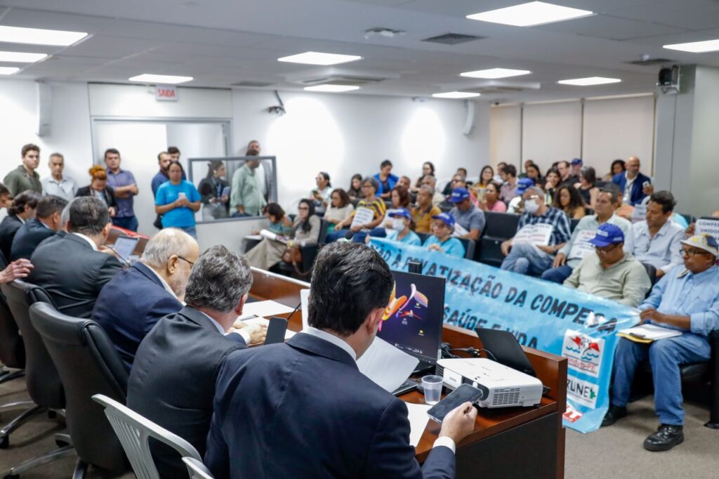 Integrantes da CCLJ da Alepe aprovaram o substitutivo do deputado João Paulo, que abre caminho para a alteração do rateio dos valores da concessão da Compesa Foto: Anju Monteiro/Alepe