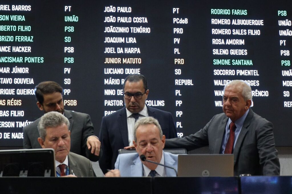 Presidente da Alepe, Álvaro Porto comeandou a sessão-relâmpago da Alepe, que durou pouco mais de oito minutos por causa do boicote governista Foto: Jarbas Araújo/Alepe