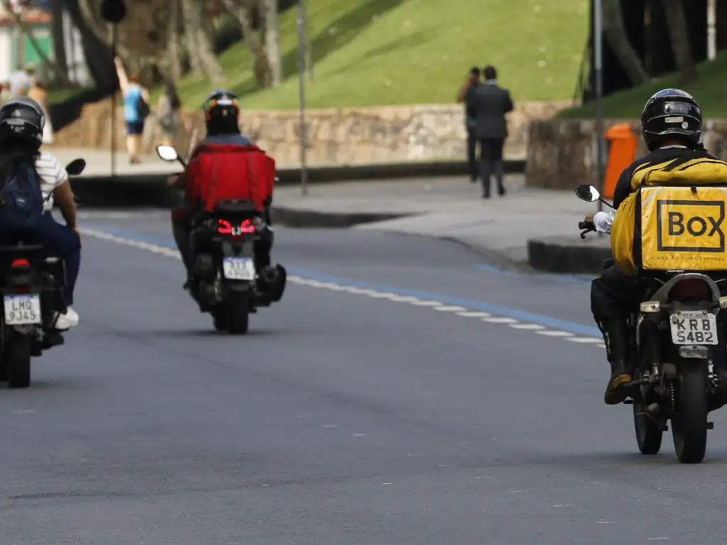 Um dos projetos em debate na Alepe propõe a isenção do IPVA para motos de até 170 cilindradas, o que beneficiaria motoboys Foto: Fernando Frazão/Agência Brasil