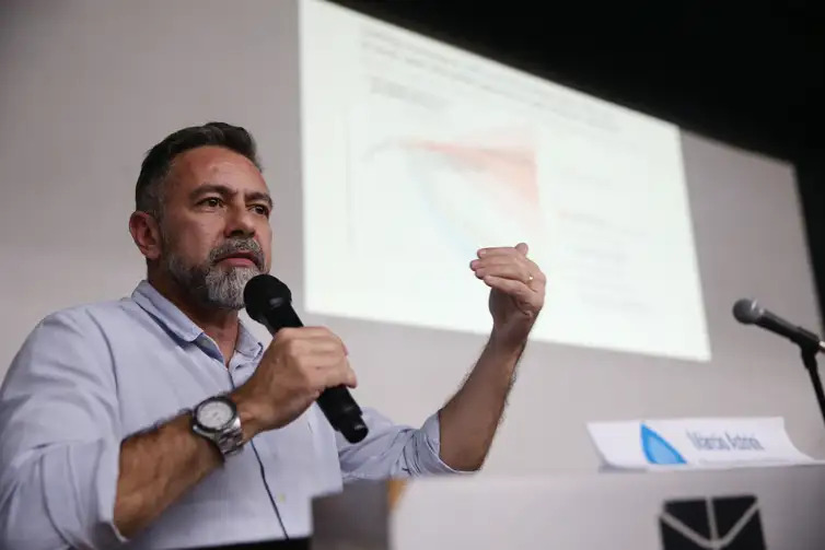 José Cruz/Agência Brasil O representante do Observatório do Clima, Márcio Astrini, diz que fim dos uso de combustíveis fósseis é discussão fundamental - Foto José Cruz/Agência Brasil