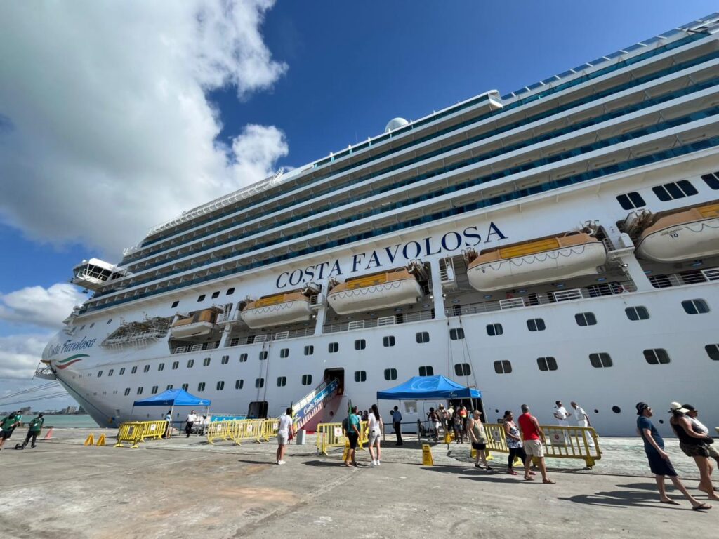 Navio Costa Favolosa chega a Maceió e abre temporada de cruzeiros 2025/2026