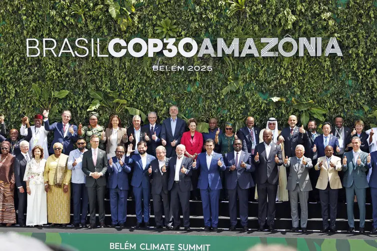 Presidente da República, Luiz Inácio Lula da Silva, participa acompanhado de chefes de estado da foto de família na COP30. Foto: Bruno Peres/Agência Brasil