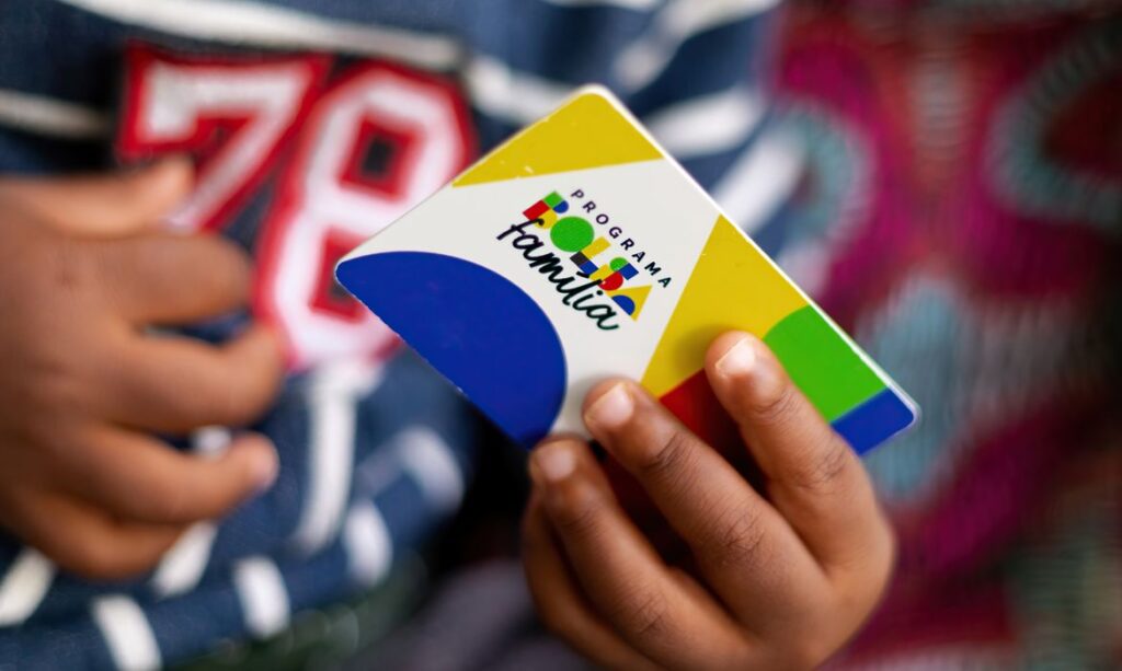Programas sociais Bolsa Família redução pobreza IBGE