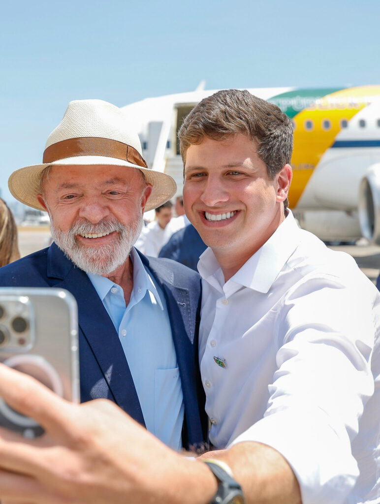 Presidente da República, Luiz Inácio Lula da Silva, durante a chegada a Recife. Base Aérea de Recife – Recife (PE). Com o Prefeito do Recife, João Henrique Campos