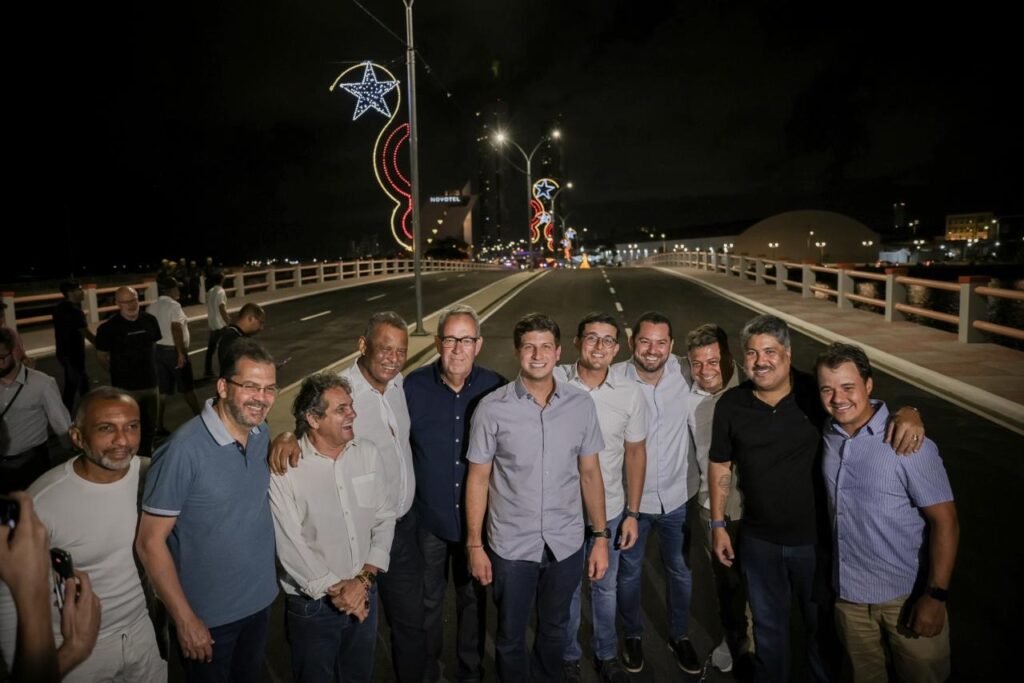 Ao lado do presidente da Alepe, Álvaro Porte, o prefeito do Recife, João Campos, entregou a Ponte Giratória, que estava fechada desde 2022 Foto: Edson Holanda/PCR