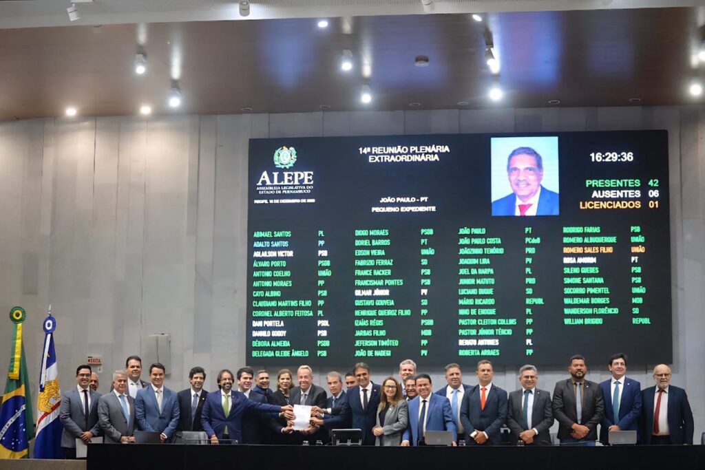 Após as aprovações das matérias, os deputados foram à Mesa da Alepe para uma foto com o presidente Álvaro Porto Foto: Lucas Patrício/Divulgação