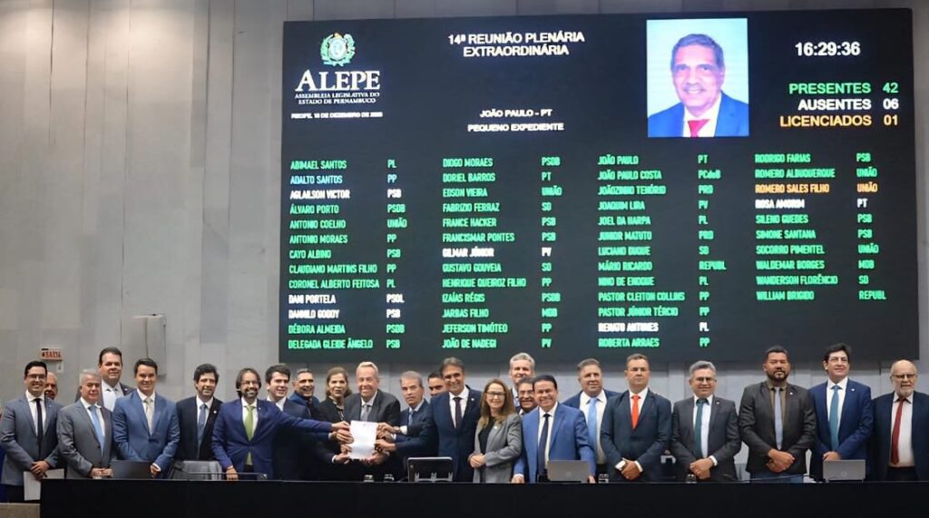 Após as aprovações das matérias, os deputados foram à Mesa da Alepe para uma foto com o presidente Álvaro Porto Foto: Lucas Patrício/Divulgação