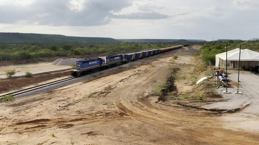 A primeira viagem de um trem da Transnordestina contou com 20 vagões carregados. Foto: TLSA/Divulgação