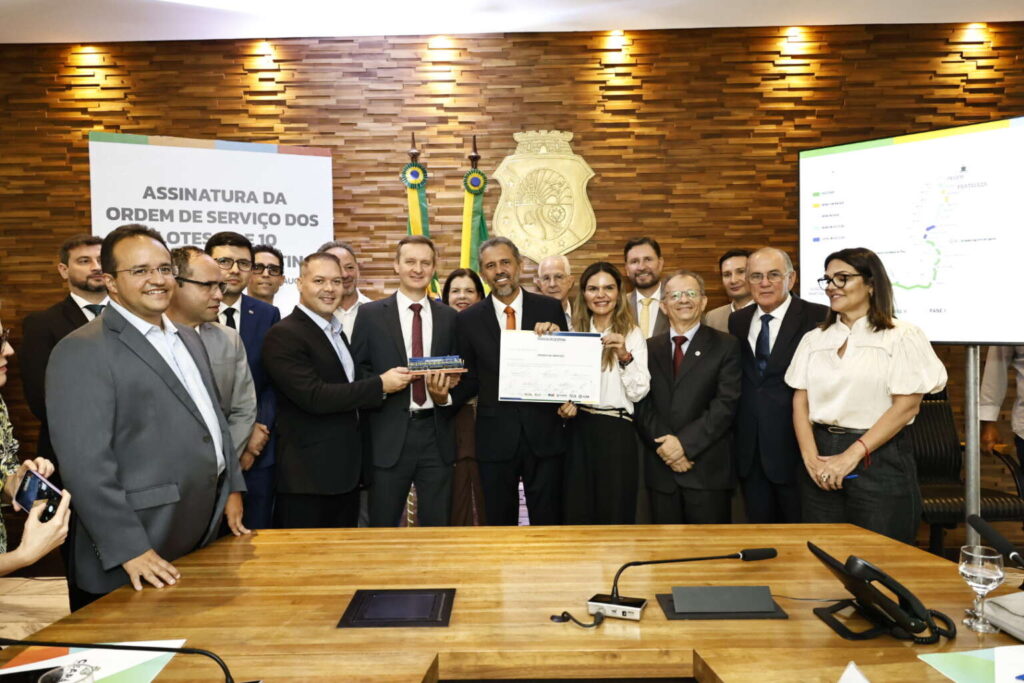 Governador Elmano de Freitas durante assinatura dos novos trechos da Transnordestina no Ceará - Foto: Governo CE