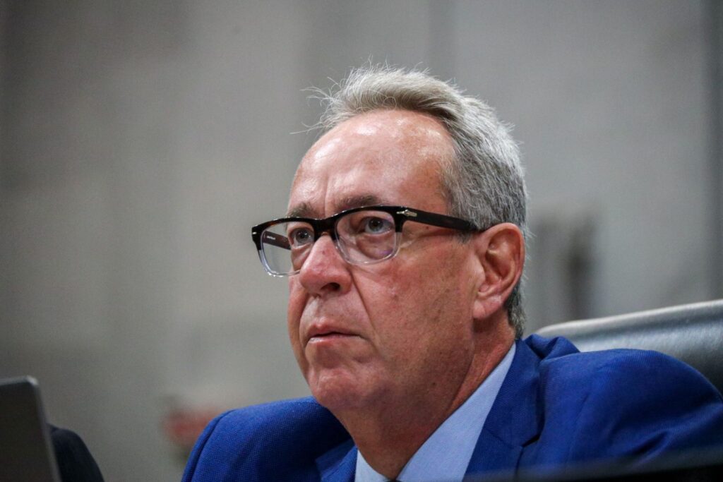 O presidente da Alepe, Álvaro Porto, devolveu os vetos da governadora Raquel Lyra sem submetê-los ao plenário, sendo criticado pelos deputadfos governistas Foto: Jarbas Araújo/Alepe