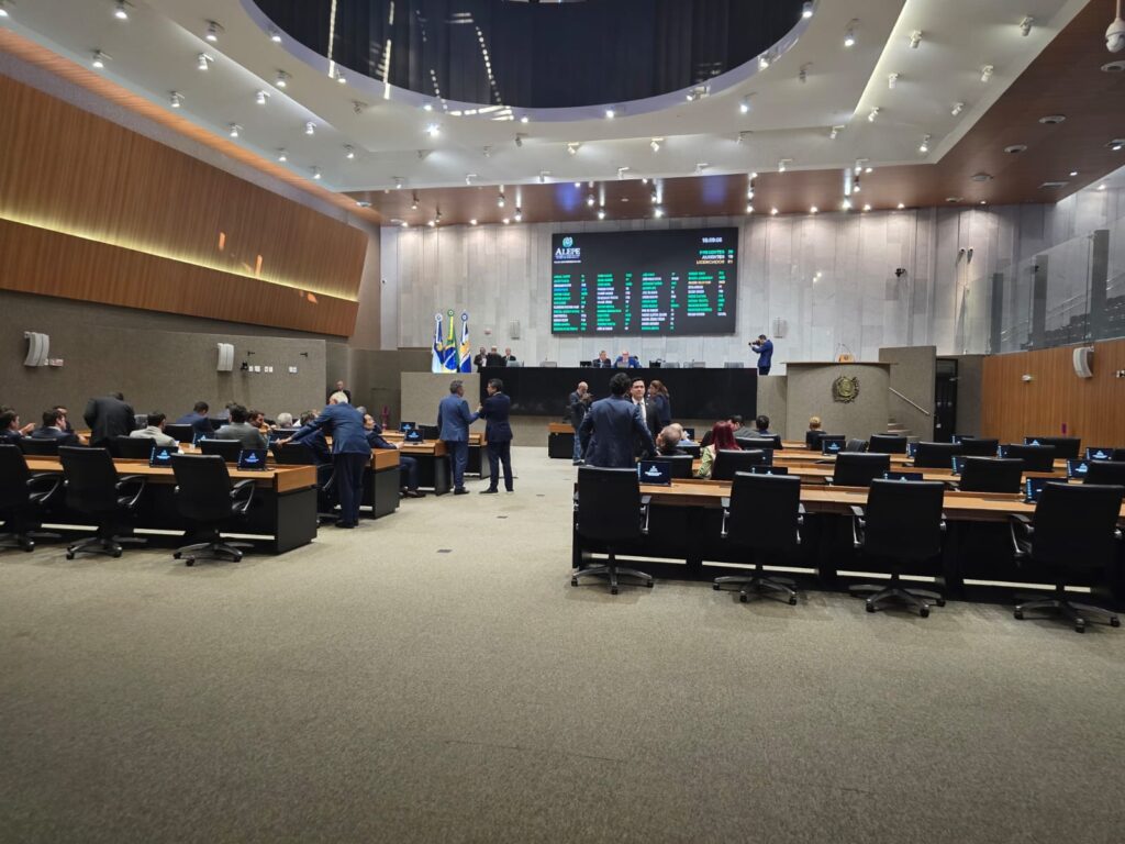 Pouco depois do anúncio do seu cancelamento, a sessão da Alepe foi retomada com votações Foto: Márcio Didier