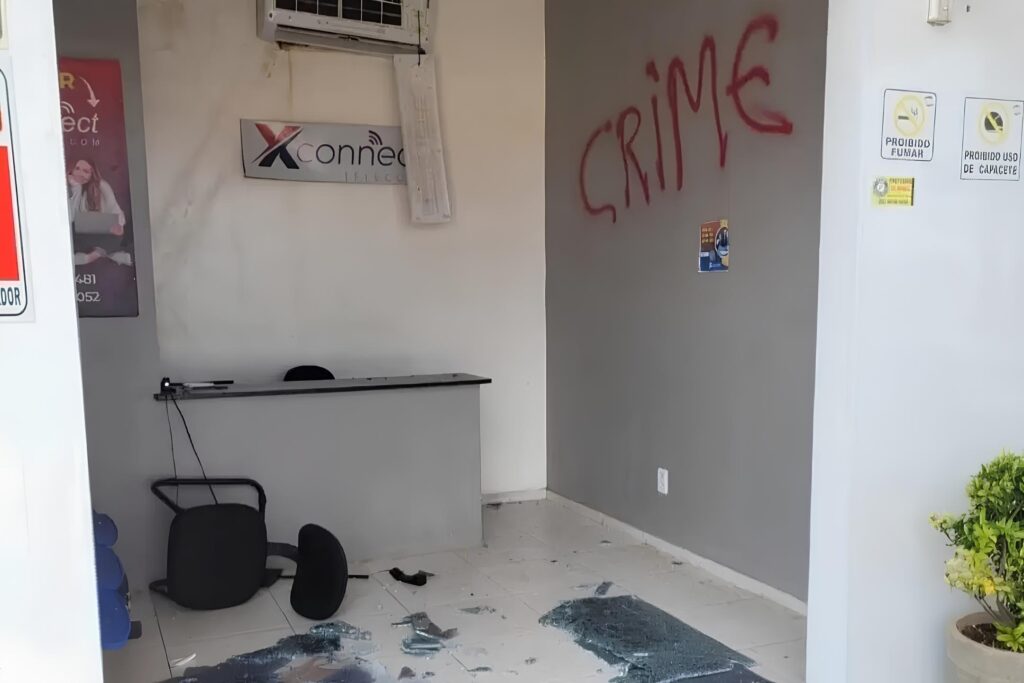 Loja de provedor de internet depredada em Caucaia (CE). Foto: Redes Sociais/Reprodução