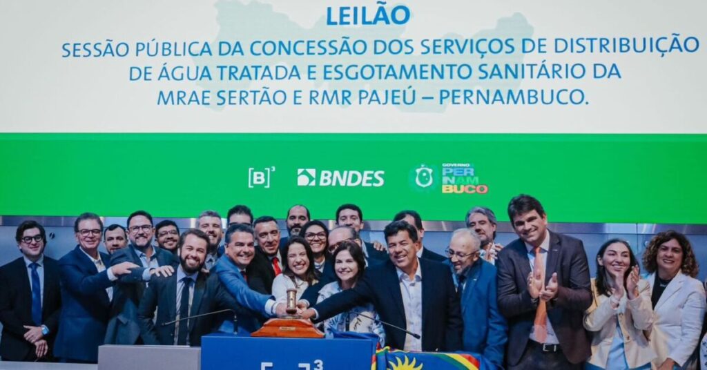 Governadora Raquel Lyra bateu o martelo, celebrando o resultado do leilão da Compesa