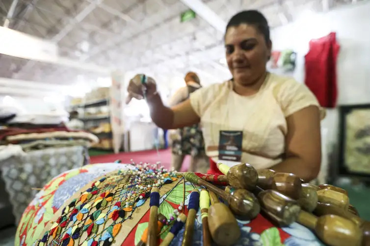 Pesquisa do Instituto Avon mostra que muitas mulheres ainda não se sentem encorajadas a empreender. Artesã do Rio Grande do Norte participa do 9º Salão do Artesanato. Foto: Arquivo/Marcelo Camargo/Agência Brasil pequenos negócios