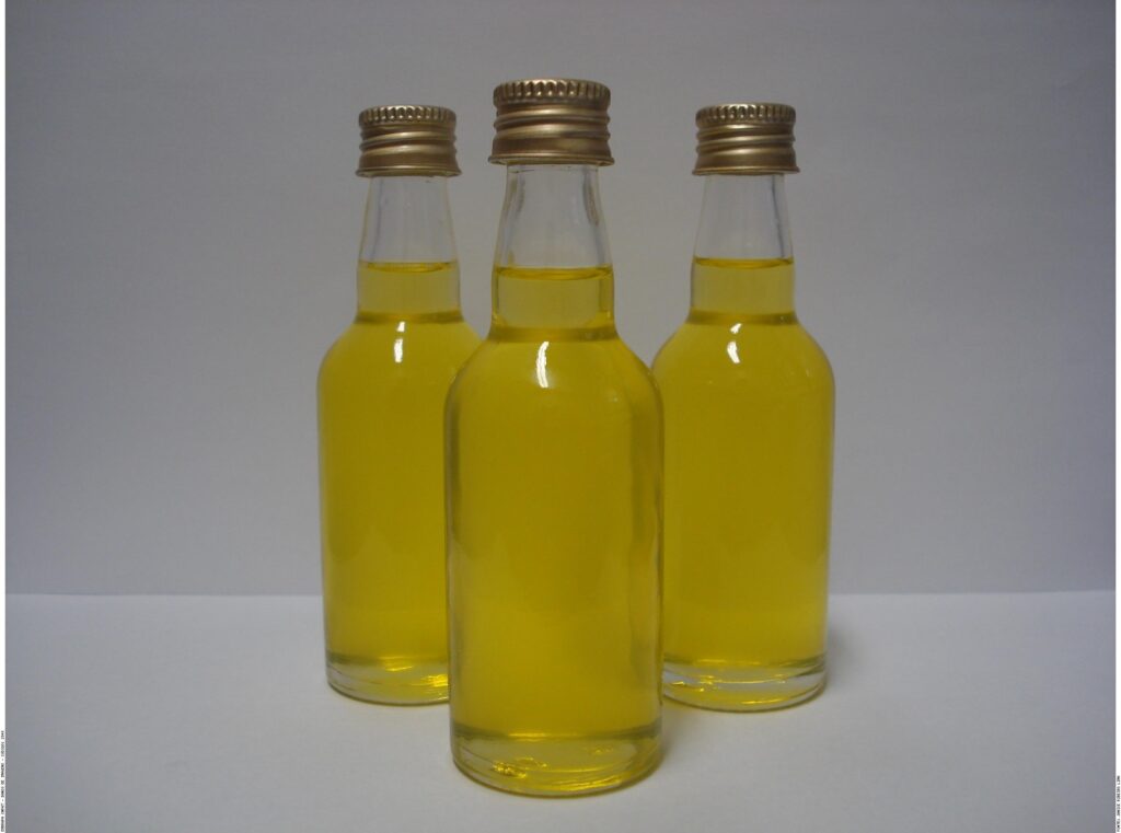 Óleo de amêndoa de castanha-de-caju obtido pelo método de extração aquosa, no Laboratório de Processos Agroindústrias da Embrapa Agroindústria Tropical, Fortaleza, CE, 2015