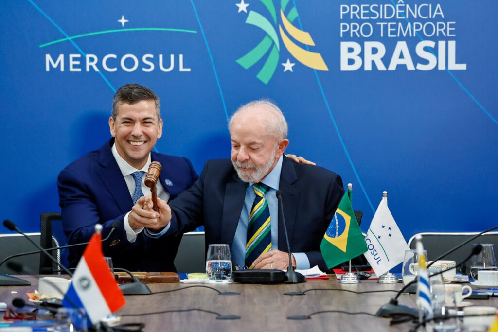 Presidente Luiz Inácio Lula da Silva, realiza, em Foz do Iguaçu (PR), no dia 20 de dezembro do ano passado, a cerimônia de transmissão da Presidência Pro Tempore do Mercosul da República Federativa do Brasil para a República do Paraguai e seu homólogo Santiago Peña. Foto: Ricardo Stuckert/PR
