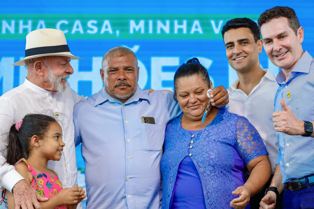 Lula e ministro entregam chaves do Minha Casa, Minha Vida