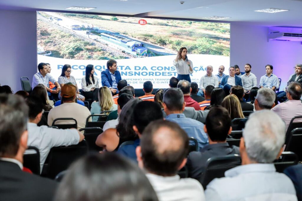 A governadora Raquel Lyra destacou que as obras da retomada da Tranbsnordestina em Pernambuco devem ser retomadas ainda neste primeiro semestre Foro: Yacy Ribeiro/Secom