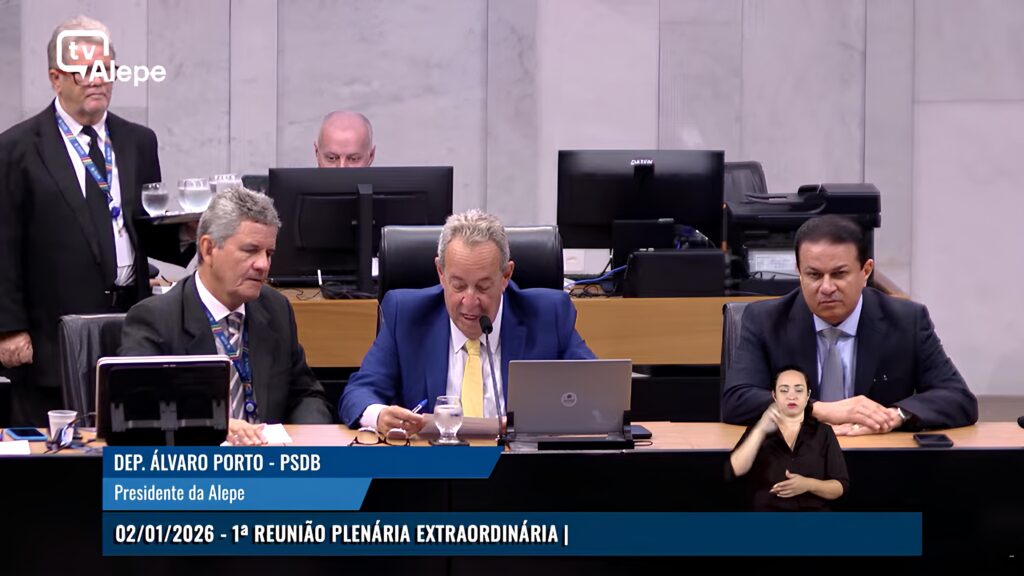 O presidente da Alepe, Álvaro Porto, comandou a rápida sessão que acatou o pedido da governadora Raquel Lyra de convocação extraordinária Foto: Reprodução de vídeo