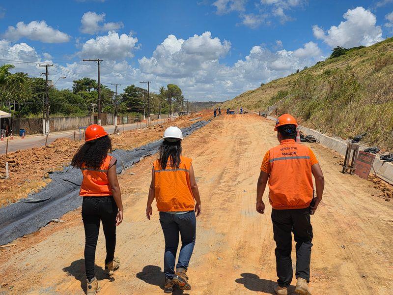Defesa Civil de Maceió vistoria obras de reconstrução de linha férrea em bairros afetados pela mineração