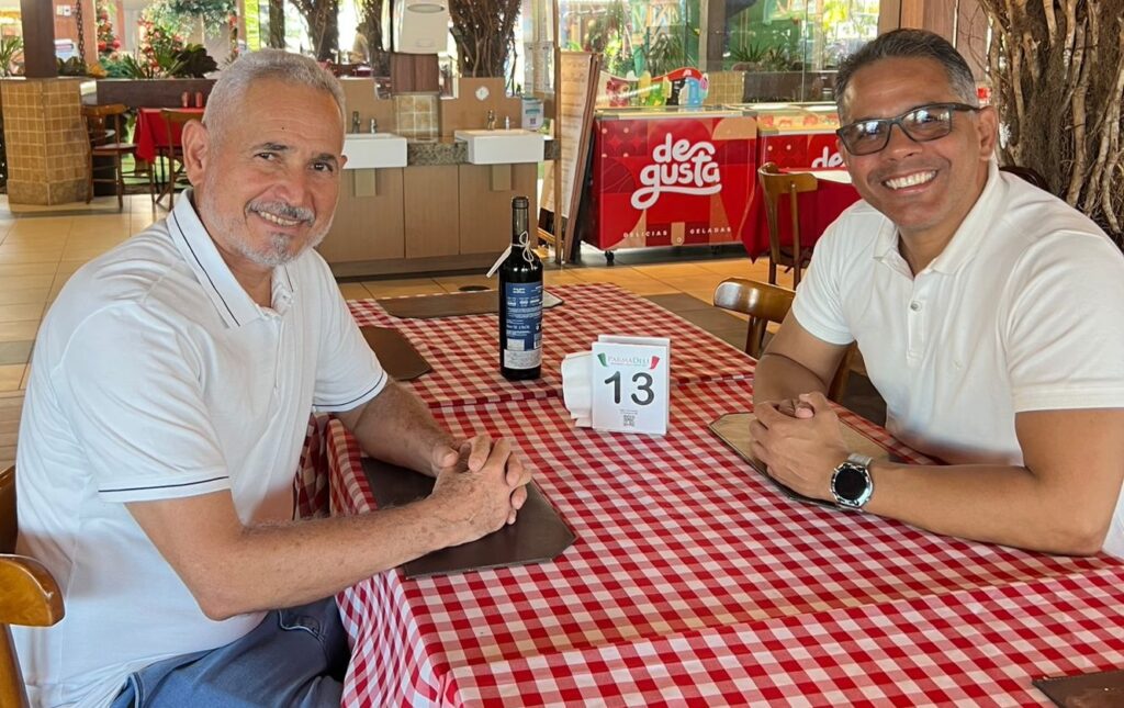 Os comandantes municipais do PT Zé luiz (Ipojuca) e Maricleiton Vieira (Ipojuca) discutiram a candidatura coletiva da legenda voltada para o Litoral Sul Foto: Divulgação