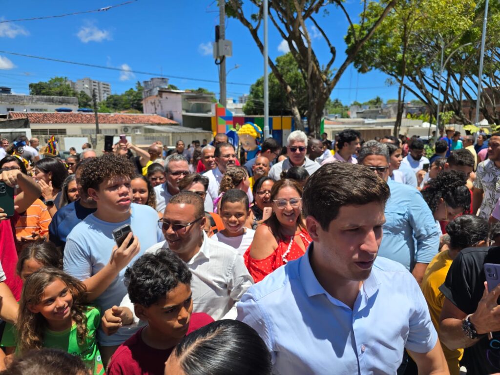 Prefeito João Campos disse não admitir o uso político da disputa entre dois deficientes pela vaga de procurador do município Foto: Márcio Didier