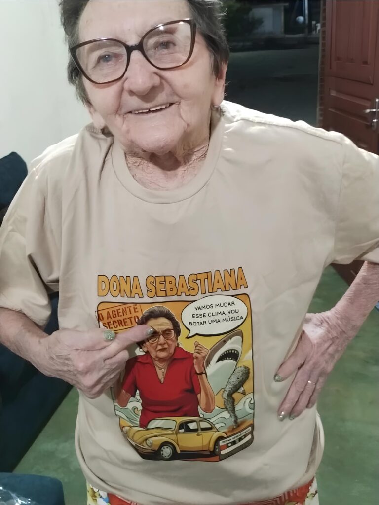 A atriz Tânia Maria ganhou uma camiseta especial confeccionada pela família, que ainda pensou em comercializar a peça. Foto: Divulgação