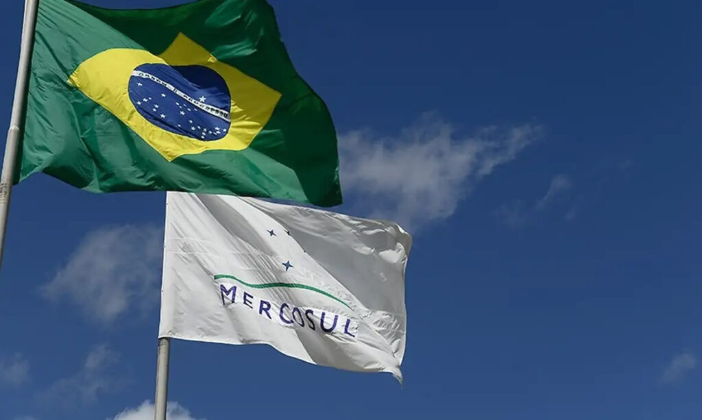 bandeiras do Brasil e do Mercosul