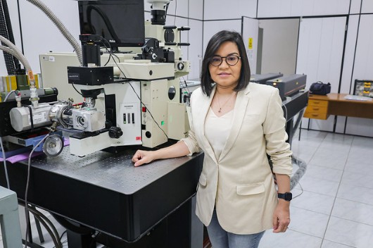 egundo Lucilene Santos, professora do Departamento de Geologia da UFC, a pesquisa pretende contribuir para o fortalecimento da cadeia nacional de produção de materiais avançados e reduzir a dependência de importações. Foto: Ribamar Neto/UFC