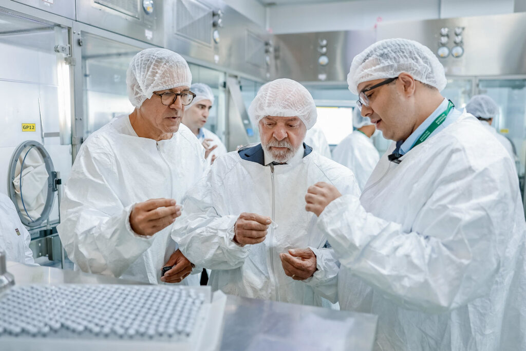 Presidente da República, Luiz Inácio Lula da Silva, durante visita ao Centro de Produção de Vacina contra a Dengue (PVD) do Instituto Butantan. São Paulo (SP) - Brasil