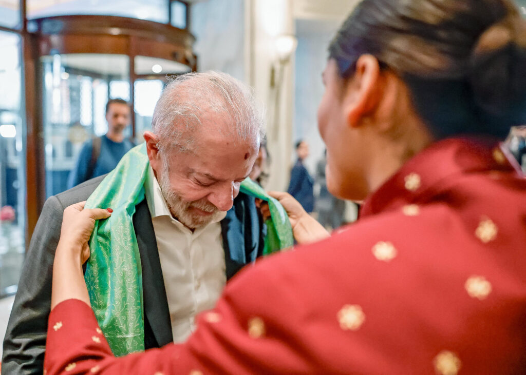 Presidente da República, Luiz Inácio Lula da Silva, durante chegada a Nova Délhi, na Índia, sendo recebido no Aeroporto Internacional Indira Gandhi (DEL). Foto: Ricardo Stuckert / PR