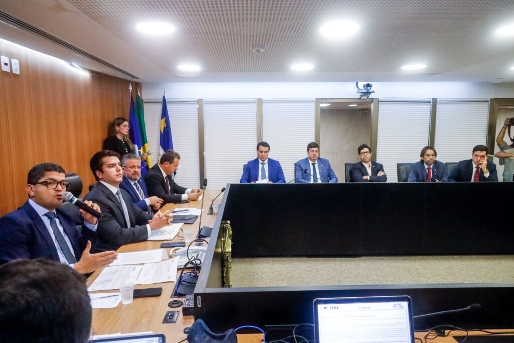 A audiência pública debateu o projeto do governo que amplia de 10% para 20% o limite de remanejamento no orçamento Foto: Roberto Guimarães/Alepe