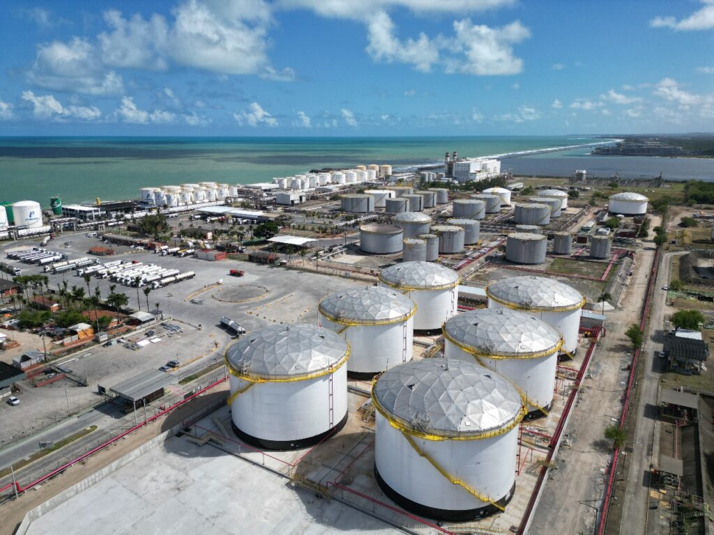Vibra base ampliada em Suape